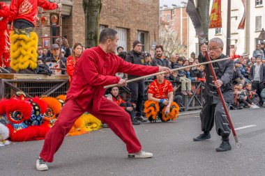 Paris, Fransa - 03 01 2026: Çin Yeni Yılı, Ateş Atı. Çin Yeni Yıl Geçidi sırasında Ateş Atı tabelası altında 13. cadde manzarası