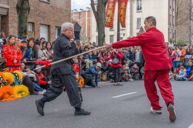 Paris, Fransa - 03 01 2026: Çin Yeni Yılı, Ateş Atı. Çin Yeni Yıl Geçidi sırasında Ateş Atı tabelası altında 13. cadde manzarası