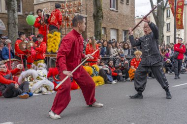 Paris, Fransa - 03 01 2026: Çin Yeni Yılı, Ateş Atı. Çin Yeni Yıl Geçidi sırasında Ateş Atı tabelası altında 13. cadde manzarası