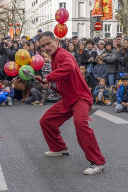 Paris, Fransa - 03 01 2026: Çin Yeni Yılı, Ateş Atı. Çin Yeni Yıl Geçidi sırasında Ateş Atı tabelası altında 13. cadde manzarası
