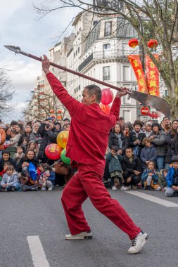 Paris, Fransa - 03 01 2026: Çin Yeni Yılı, Ateş Atı. Çin Yeni Yıl Geçidi sırasında Ateş Atı tabelası altında 13. cadde manzarası