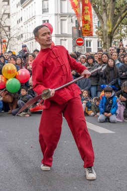 Paris, Fransa - 03 01 2026: Çin Yeni Yılı, Ateş Atı. Çin Yeni Yıl Geçidi sırasında Ateş Atı tabelası altında 13. cadde manzarası