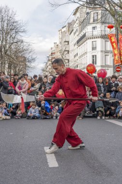 Paris, Fransa - 03 01 2026: Çin Yeni Yılı, Ateş Atı. Çin Yeni Yıl Geçidi sırasında Ateş Atı tabelası altında 13. cadde manzarası