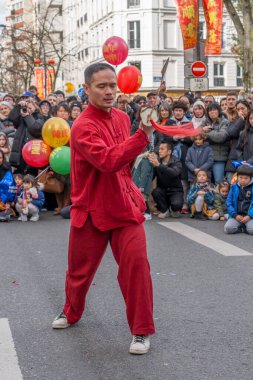 Paris, Fransa - 03 01 2026: Çin Yeni Yılı, Ateş Atı. Çin Yeni Yıl Geçidi sırasında Ateş Atı tabelası altında 13. cadde manzarası