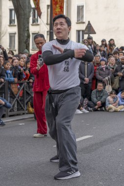 Paris, Fransa - 03 01 2026: Çin Yeni Yılı, Ateş Atı. Çin Yeni Yıl Geçidi sırasında Ateş Atı tabelası altında 13. cadde manzarası