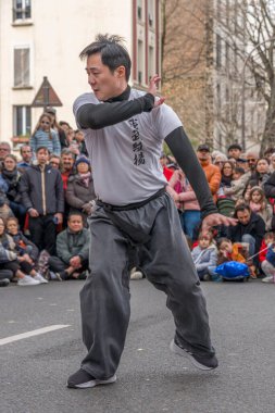 Paris, Fransa - 03 01 2026: Çin Yeni Yılı, Ateş Atı. Çin Yeni Yıl Geçidi sırasında Ateş Atı tabelası altında 13. cadde manzarası