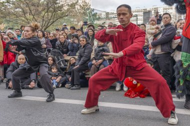 Paris, Fransa - 03 01 2026: Çin Yeni Yılı, Ateş Atı. Çin Yeni Yıl Geçidi sırasında Ateş Atı tabelası altında 13. cadde manzarası