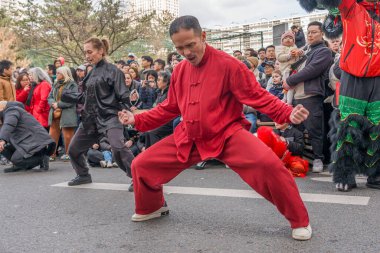 Paris, Fransa - 03 01 2026: Çin Yeni Yılı, Ateş Atı. Çin Yeni Yıl Geçidi sırasında Ateş Atı tabelası altında 13. cadde manzarası