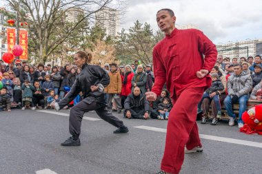 Paris, Fransa - 03 01 2026: Çin Yeni Yılı, Ateş Atı. Çin Yeni Yıl Geçidi sırasında Ateş Atı tabelası altında 13. cadde manzarası