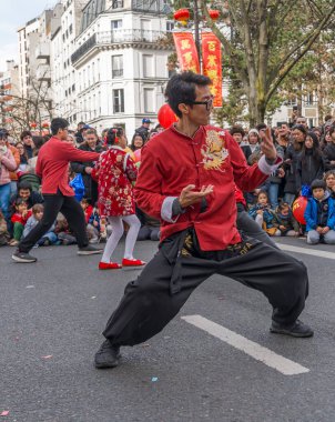 Paris, Fransa - 03 01 2026: Çin Yeni Yılı, Ateş Atı. Çin Yeni Yıl Geçidi sırasında Ateş Atı tabelası altında 13. cadde manzarası