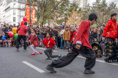 Paris, Fransa - 03 01 2026: Çin Yeni Yılı, Ateş Atı. Çin Yeni Yıl Geçidi sırasında Ateş Atı tabelası altında 13. cadde manzarası