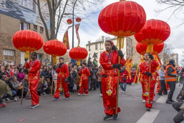 Paris, Fransa - 03 01 2026: Çin Yeni Yılı, Ateş Atı. Çin Yeni Yıl Geçidi sırasında Ateş Atı tabelası altında 13. cadde manzarası
