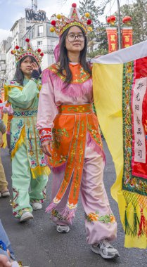 Paris, Fransa - 03 01 2026: Çin Yeni Yılı, Ateş Atı. Çin Yeni Yıl Geçidi sırasında Ateş Atı tabelası altında 13. cadde manzarası