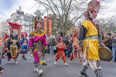 Paris, Fransa - 03 01 2026: Çin Yeni Yılı, Ateş Atı. Çin Yeni Yıl Geçidi sırasında Ateş Atı tabelası altında 13. cadde manzarası