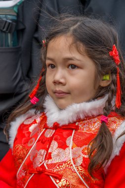 Paris, Fransa - 03 01 2026: Çin Yeni Yılı, Ateş Atı. Çin Yeni Yıl Geçidi sırasında Ateş Atı tabelası altında 13. cadde manzarası