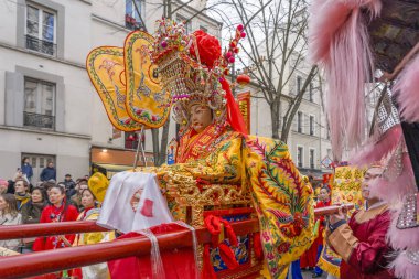 Paris, Fransa - 03 01 2026: Çin Yeni Yılı, Ateş Atı. Çin Yeni Yıl Geçidi sırasında Ateş Atı tabelası altında 13. cadde manzarası