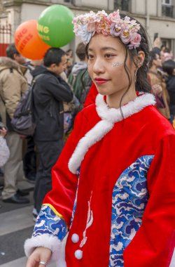 Paris, Fransa - 03 01 2026: Çin Yeni Yılı, Ateş Atı. Çin Yeni Yıl Geçidi sırasında Ateş Atı tabelası altında 13. cadde manzarası