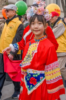 Paris, Fransa - 03 01 2026: Çin Yeni Yılı, Ateş Atı. Çin Yeni Yıl Geçidi sırasında Ateş Atı tabelası altında 13. cadde manzarası