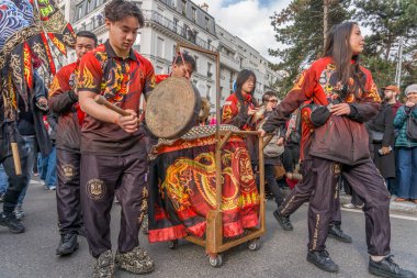 Paris, Fransa - 03 01 2026: Çin Yeni Yılı, Ateş Atı. Çin Yeni Yıl Geçidi sırasında Ateş Atı tabelası altında 13. cadde manzarası