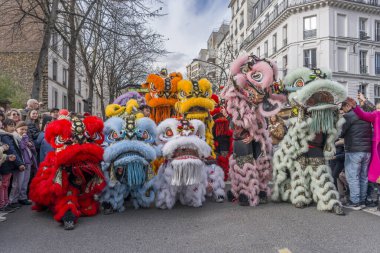 Paris, Fransa - 03 01 2026: Çin Yeni Yılı, Ateş Atı. Çin Yeni Yıl Geçidi sırasında Ateş Atı tabelası altında 13. cadde manzarası