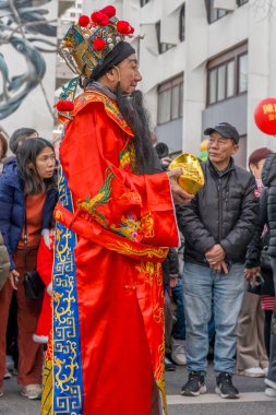 Paris, Fransa - 03 01 2026: Çin Yeni Yılı, Ateş Atı. Çin Yeni Yıl Geçidi sırasında Ateş Atı tabelası altında 13. cadde manzarası