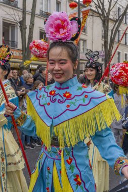 Paris, Fransa - 03 01 2026: Çin Yeni Yılı, Ateş Atı. Çin Yeni Yıl Geçidi sırasında Ateş Atı tabelası altında 13. cadde manzarası