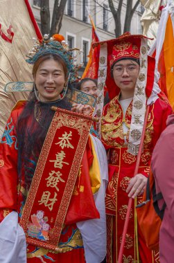 Paris, Fransa - 03 01 2026: Çin Yeni Yılı, Ateş Atı. Çin Yeni Yıl Geçidi sırasında Ateş Atı tabelası altında 13. cadde manzarası