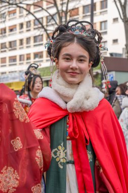 Paris, Fransa - 03 01 2026: Çin Yeni Yılı, Ateş Atı. Çin Yeni Yıl Geçidi sırasında Ateş Atı tabelası altında 13. cadde manzarası