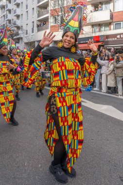 Paris, Fransa - 03 01 2026: Çin Yeni Yılı, Ateş Atı. Çin Yeni Yıl Geçidi sırasında Ateş Atı tabelası altında 13. cadde manzarası