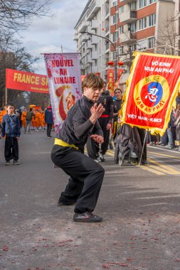 Paris, Fransa - 03 01 2026: Çin Yeni Yılı, Ateş Atı. Çin Yeni Yıl Geçidi sırasında Ateş Atı tabelası altında 13. cadde manzarası