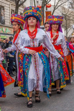 Paris, Fransa - 03 01 2026: Çin Yeni Yılı, Ateş Atı. Çin Yeni Yıl Geçidi sırasında Ateş Atı tabelası altında 13. cadde manzarası