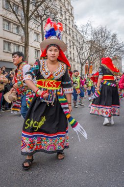 Paris, Fransa - 03 01 2026: Çin Yeni Yılı, Ateş Atı. Çin Yeni Yıl Geçidi sırasında Ateş Atı tabelası altında 13. cadde manzarası