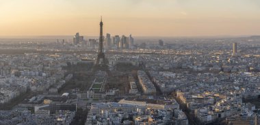 Paris, Fransa - 03 03 03 2026: Montparnasse Kulesi: Eyfel Kulesi, Le Trocadero ve La Defense bölgesinin çatıdan görünen manzarası