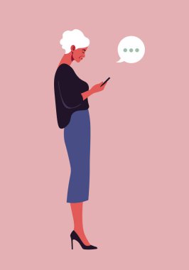 Yaşlı bir kadın profilde duruyor ve telefonuna bakıyor. Akıllı telefonlar ve teknolojiler. İletişim. Vektör Düz Çizim