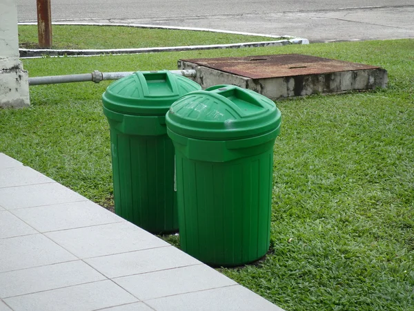Mülltonnen und unterirdische Klärgruben — Stockfoto