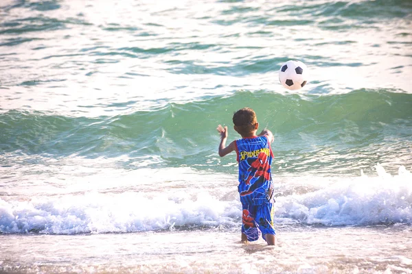 Niños jugando fútbol — Foto de Stock
