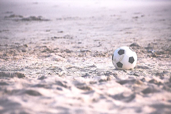 Fotboll på Sandy Beach — Stockfoto