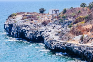 Uçurum ve nazik bir dalga