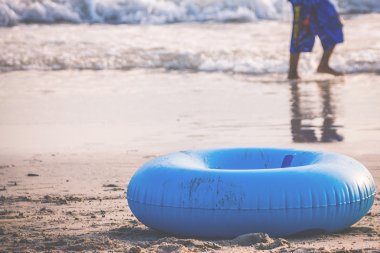 Yüzük Sandy Beach üzerinde yüzmek