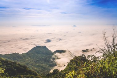Dağların üzerinde sis 