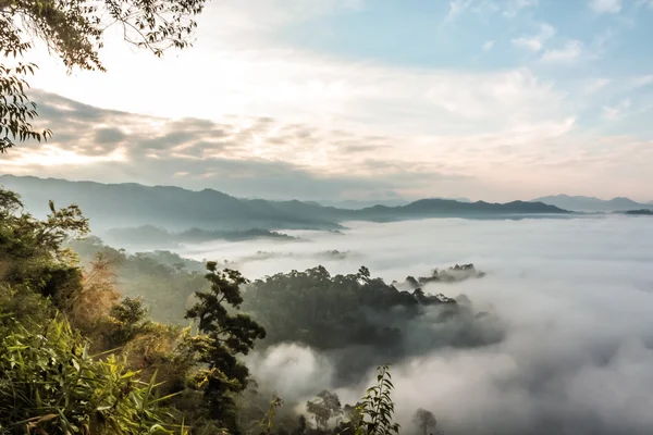 Montagnes et brume — Photo