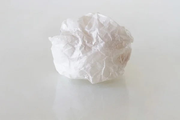 Gniecenie zmięty papier — Zdjęcie stockowe