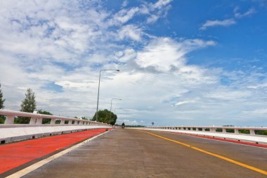 Sokak ve bisiklet şeritli