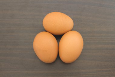 Ahşap üzerinde yumurta 