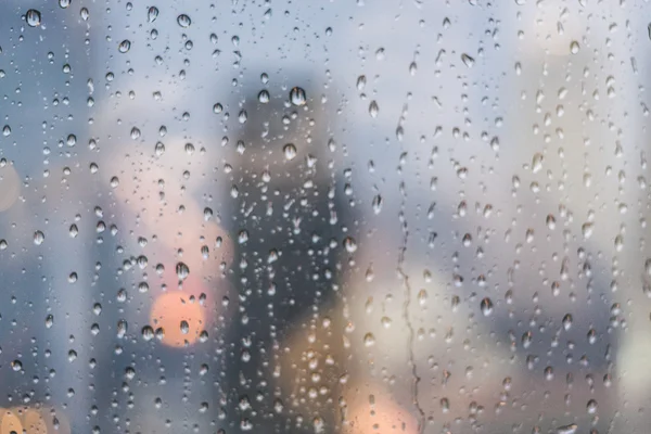 Açık pencereye yağmur damlaları