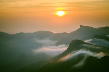 Gün batımında dumanlı