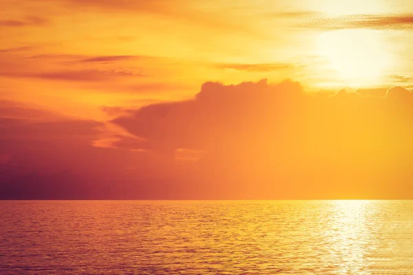 Altın ışık ile su