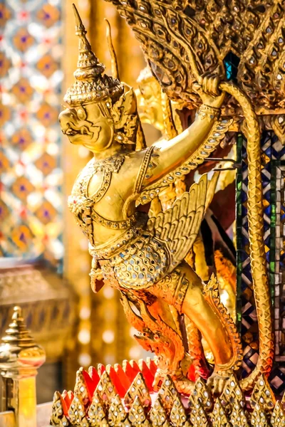 Tay Sanat garuda heykeli