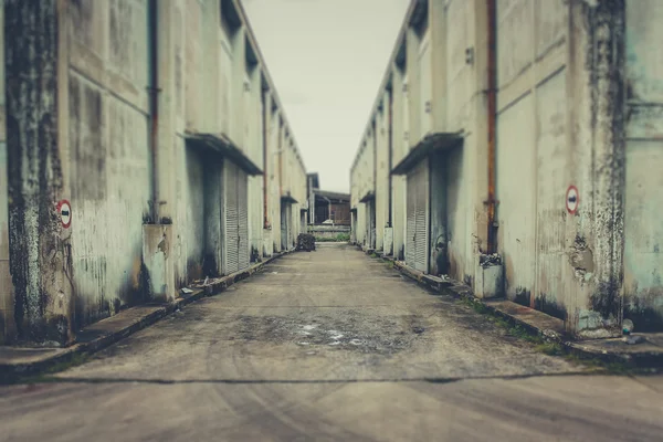 terk edilmiş bir depo