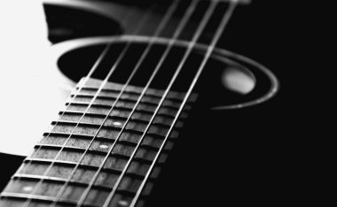 Gitar telleri, yaklaşın. Akustik gitar. Siyah beyaz fotoğrafçılık. Yüksek kalite fotoğraf